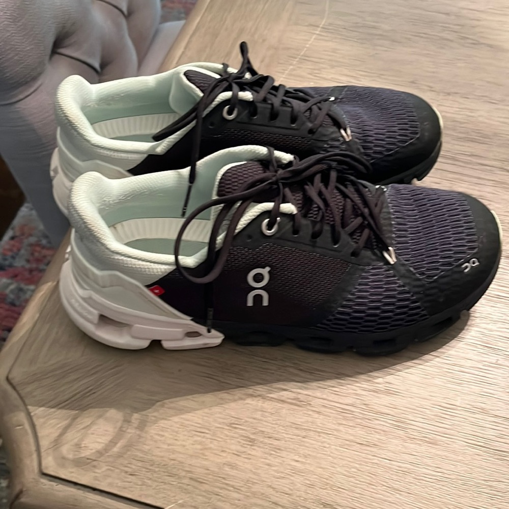 Womens On Cloudflyer size 8 in black and mint green